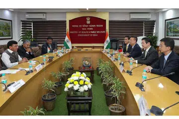 PERKUKUH KERJASAMA: Dalam pertemuan Encik Wong bersama Menteri Kesihatan India, Encik Mansukh Mandaviya, mereka antara lain berbincang bagaimana Singapura dan India boleh bekerjasama untuk memperkukuh kerjasama kesihatan dan bersiap sedia bagi pandemik akan datang. - Foto-Foto TWITTER / LAWRENCE WONG 