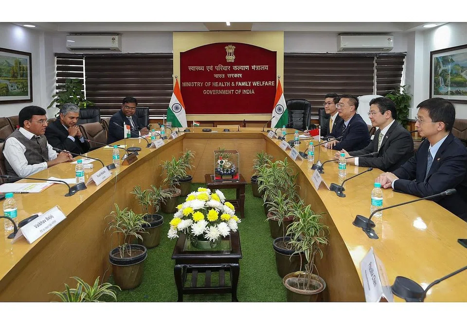 PERKUKUH KERJASAMA: Dalam pertemuan Encik Wong bersama Menteri Kesihatan India, Encik Mansukh Mandaviya, mereka antara lain berbincang bagaimana Singapura dan India boleh bekerjasama untuk memperkukuh kerjasama kesihatan dan bersiap sedia bagi pandemik akan datang. - Foto-Foto TWITTER / LAWRENCE WONG 