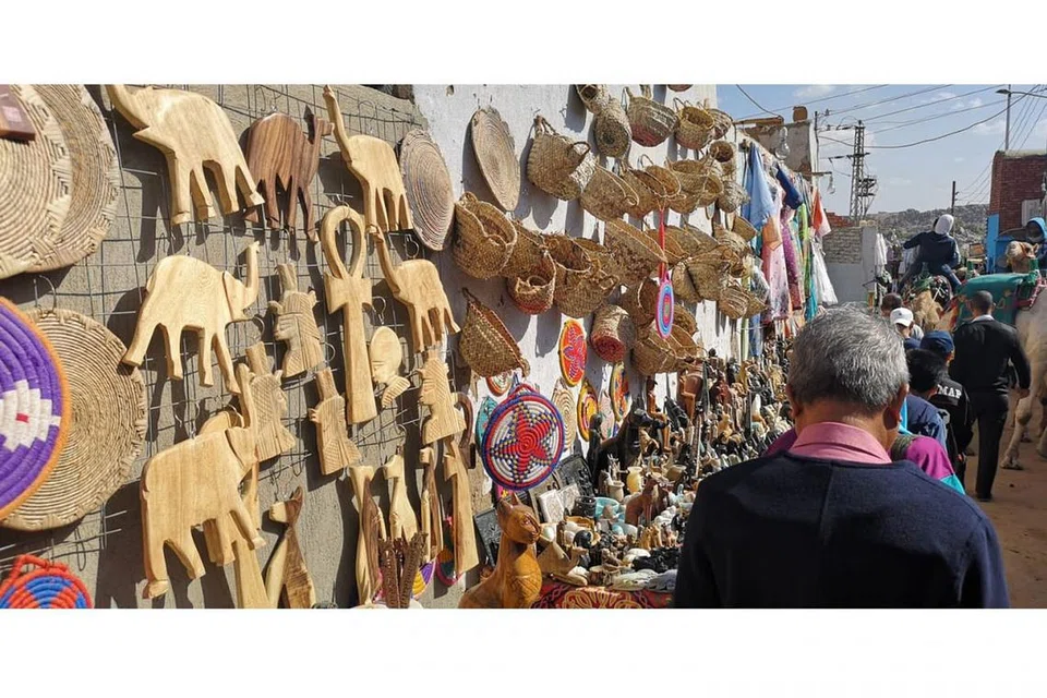 SUMBER PENDAPATAN PENDUDUK DESA: Kraftangan dijual di lorong sempit Perkampungan Nubian sebagai satu sumber pencarian penduduk kampung tersebut. - Foto oleh NORZANA ISMAIL