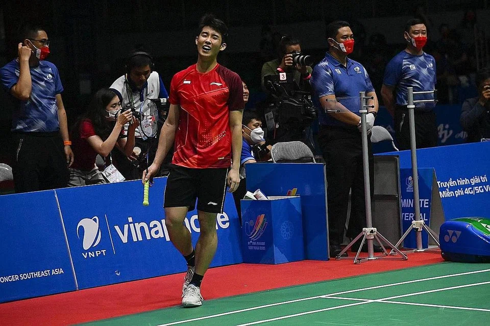 HARAPAN MUSNAH: Pemain badminton utama negara, Loh Kean Yew, yang berharap menamatkan kemarau pingat emas acara itu sejak 1983, tewas dalam final semalam. - Foto SPORT SINGAPORE