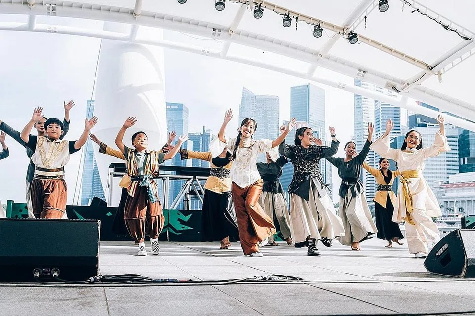 PERSEMBAHAN UNTUK SEMUA PERINGKAT UMUR: Persembahan percuma di sekitar Esplanade diadakan bagi mengalakkan orang awam turut berhibur dan dekati budaya Melayu, tidak kira peringkat umur. Antara sajian yang dipamerkan secara percuma ialah rancangan kanak-kanak 'Ceria! Sang Kanchil dan Buaya' yang dipentaskan di Teater Luar Esplanade. - Foto DANIAL HALIM