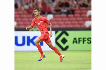 PEMAIN SERBA BOLEH: Safuwan Baharudin yang menjadi tungguk utama benteng pertahanan Singa juga mampu membantu pasukan negara mendapatkan gol apabila diperlukan. - Foto AFP