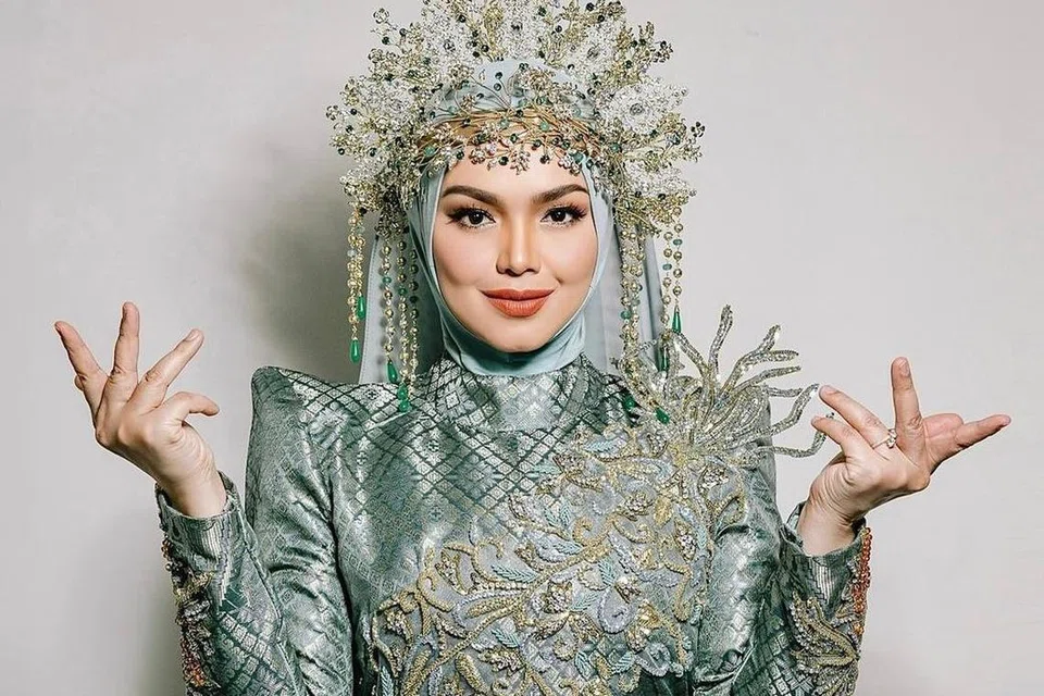 Pakaian untuk segmen lagu-lagu tradisional, iaitu persalinan keempat pada malam kedua ciptaan, Ezuwan Ismail.