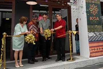 Mantan Pemangku Menteri Bertanggungjawab bagi Ehwal Masyarakat Islam, Profesor Madya Dr Muhammad Faishal Ibrahim (kanan), selaku tetamu kehormat semasa majlis pelancaran rasmi ibu pejabat Perikatan Kampong Gelam (KGA) pada Ogos 2025.  Majlis itu turut dihadiri oleh Mayor CDC Central yang juga Anggota Parlimen (AP) GRC Jalan Besar, Cik Denise Phua (kiri); Pengerusi KGA, Encik Zaki Ma’arof (dua dari kiri); dan Pengarah KGA serta pemilik Wardah Books, Encik Ibrahim Tahir.