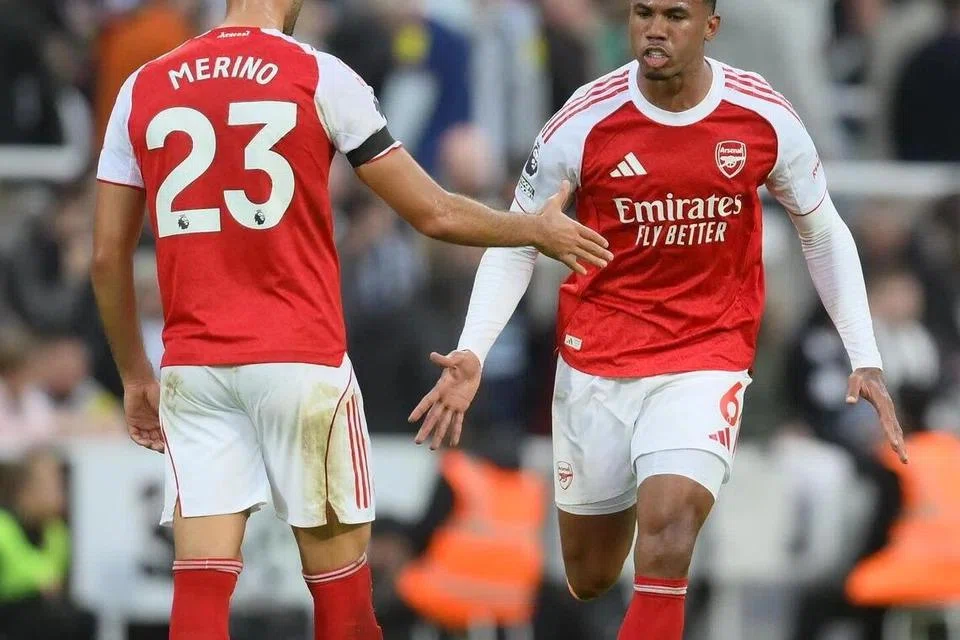 Pemain pertahanan Arsenal, Gabriel Magalhaes (kanan), meraikan gol kemenangan pasukannya ke atas Newcastle United untuk mendapatkan tiga mata berharga.