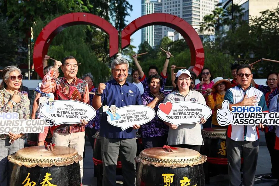 Pengarah Tourism Johor, Encik Sharil Nizam Abdul Rahim (tiga dari kiri), bersama Pengerusi Persatuan Pemandu Pelancong Negeri Johor, Encik Jimmy Leong (dua dari kiri), di perasmian ‘Heritage Walk’ Daerah Pusat Perniagaan Johor Bahru di Johor Bahru pada 25 Februari. 