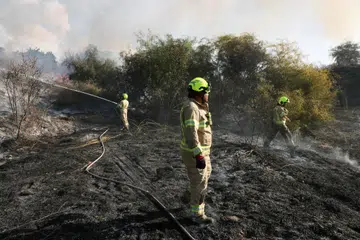 Petugas memadamkan kebakaran di sebuah kawasan terbuka di Lod, dekat Tel Aviv, yang dilaporkan berpunca daripada peluru berpandu yang dilancarkan Yaman pada 15 September. Ia kawasan yang tidak berpenghuni dan tidak menyebabkan sebarang kecederaan. 