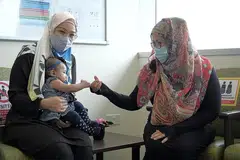 MILIKI ANTIBODI: Cik Nurshila Zainal (kiri), yang dijangkiti Covid-19 semasa hamil enam bulan pada Mac lalu, telah melahirkan anak keduanya pada Julai. Anaknya, Adinda Asy Syifaa Muhammad Asri, didapati mempunyai antibodi terhadap virus itu. Beliau antara 16 peserta dalam satu kajian pertama yang melibatkan wanita hamil yang dijangkiti Covid-19 di Singapura. Bersama dalam gambar ialah Profesor Madya Citra Mattar dari jabatan obstetrik dan ginekologi NUH. - Foto BH oleh GAVIN FOO