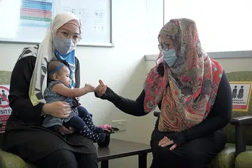 MILIKI ANTIBODI: Cik Nurshila Zainal (kiri), yang dijangkiti Covid-19 semasa hamil enam bulan pada Mac lalu, telah melahirkan anak keduanya pada Julai. Anaknya, Adinda Asy Syifaa Muhammad Asri, didapati mempunyai antibodi terhadap virus itu. Beliau antara 16 peserta dalam satu kajian pertama yang melibatkan wanita hamil yang dijangkiti Covid-19 di Singapura. Bersama dalam gambar ialah Profesor Madya Citra Mattar dari jabatan obstetrik dan ginekologi NUH. - Foto BH oleh GAVIN FOO