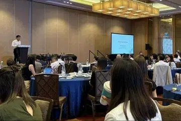 LAKAR PETA LALUAN: Encik Alvin Tan memberi ucapan di pelancaran peta laluan itu di Pusat Ekspo & Konvensyen Sands semalam. - Foto BH oleh WONG PEI TING