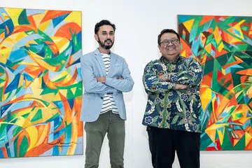 PAPAR INOVASI SENI BATIK: Kurator pameran 'Jaafar Latiff: Beyond the Familiar', Syed Muhd Hafiz Syed Nasir (kiri) dan anak Allahyarham Jaafar, Encik Azman Jaafar, sepakat mengetengahkan kerja seni Allahyarham yang melambangkan inovasi dan keberanian keluar dari zon tradisi dan kebiasaan seni lukis batik. - Foto BH oleh NUR DIYANA TAHA