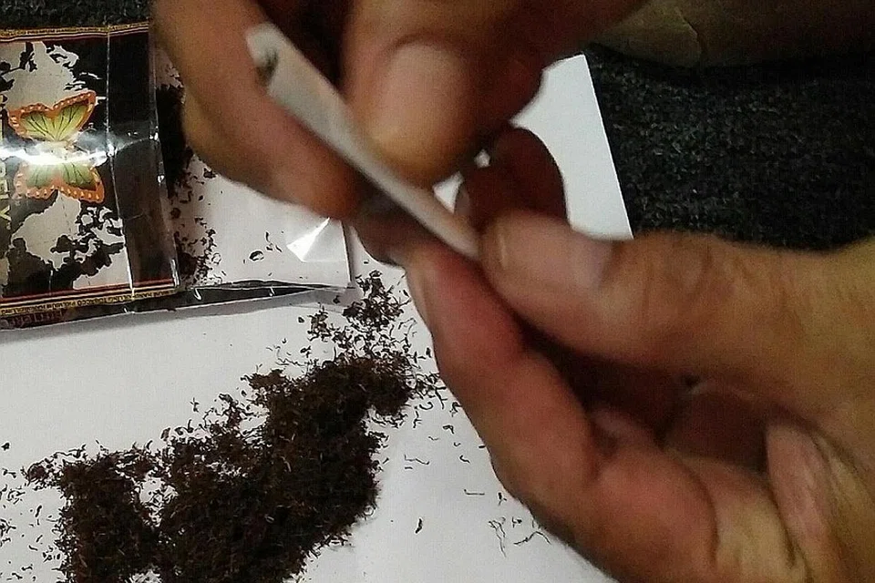 (Gambar atas) Sekumpulan penagih dilihat duduk longlai dan ada yang tidak sedar keadaan sekeliling, selepas menghisap 'mushroom' di kolong sebuah blok di Bedok North. - Foto BM oleh SAINI SALLEH