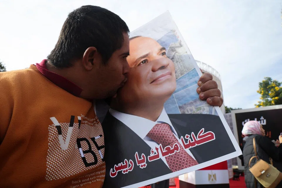 DIPILIH SEMULA: Seorang penyokong mencium gambar Presiden Mesir, Encik Abdel Fattah al-Sisi setelah beliau dipilih semula buat penggal ketiga setelah memenangi pilihan raya negeri itu dengan memperoleh hampir 90 peratus undi. 