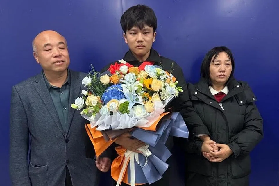 KEMBALI KE PANGKUAN KELUARGA: Encik Xie Kefeng (kiri) dan isterinya bertemu semula dengan anak lelaki mereka, Encik Xie Qingshuai (tengah) yang diculik semasa berusia tiga bulan, selepas 25 tahun dengan bantuan teknologi pengecaman muka.