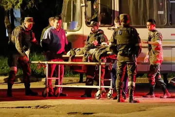 DIPINDAH KELUAR: Seorang askar Ukraine dari kilang keluli Azovstal di Mariupol yang cedera dipindahkan dari sebuah bas setelah tiba di bandar Novoazovsk, yang dikuasai kumpulan pemerintah pro-Russia. - Foto REUTERS