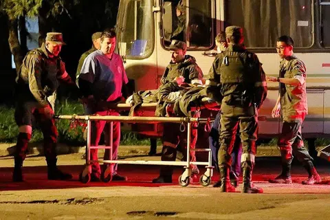 DIPINDAH KELUAR: Seorang askar Ukraine dari kilang keluli Azovstal di Mariupol yang cedera dipindahkan dari sebuah bas setelah tiba di bandar Novoazovsk, yang dikuasai kumpulan pemerintah pro-Russia. - Foto REUTERS