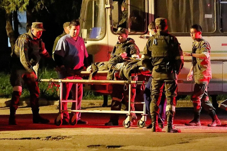 DIPINDAH KELUAR: Seorang askar Ukraine dari kilang keluli Azovstal di Mariupol yang cedera dipindahkan dari sebuah bas setelah tiba di bandar Novoazovsk, yang dikuasai kumpulan pemerintah pro-Russia. - Foto REUTERS