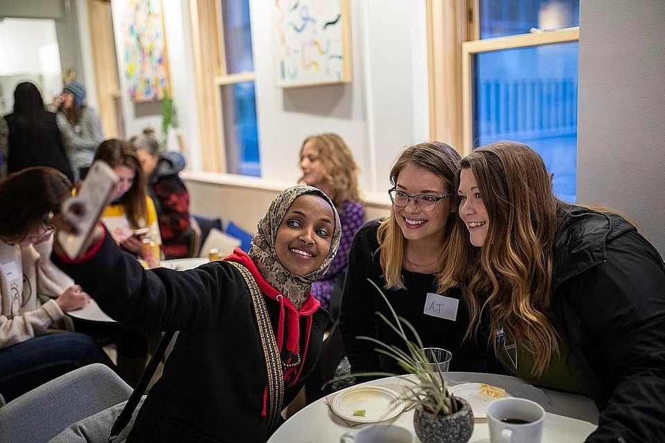 TEKAD KURANGI KESUSAHAN RAKYAT: Cik Ilhan Omar bergambar bersama penyokongnya di Minneapolis. Beliau tidak mahu rakyat terpaksa bergelut untuk memenuhi keperluan harian. - Foto AFP