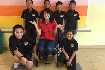 MILENIAL PRIHATIN: Cik Izzah Haziqah Harisfadilah (tengah) bukan sahaja cemerlang dalam bidang akademik, malah prihatin terhadap tahap pendidikan masyarakat Melayu, yang secara tidak langsung mendorongnya menjadi tutor sambilan di Mendaki. - Foto ihsan IZZAH HAZIQAH HARISFADILAH