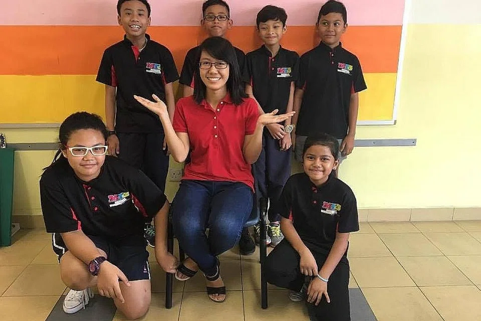 MILENIAL PRIHATIN: Cik Izzah Haziqah Harisfadilah (tengah) bukan sahaja cemerlang dalam bidang akademik, malah prihatin terhadap tahap pendidikan masyarakat Melayu, yang secara tidak langsung mendorongnya menjadi tutor sambilan di Mendaki. - Foto ihsan IZZAH HAZIQAH HARISFADILAH