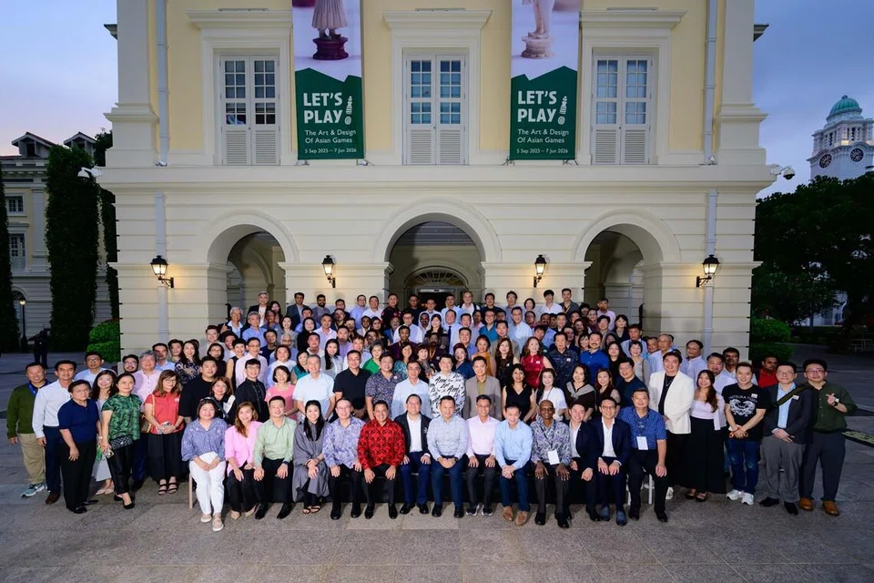 Penderma Club-100 @ North West bergambar bersama semasa majlis penghargaan untuk mereka, anjuran Majlis Pembangunan Masyarakat (CDC) North West yang diadakan di Muzium Tamadun Asia (ACM) pada 31 Mac.