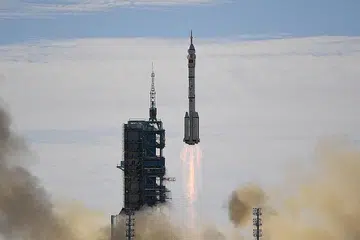 PERKEMBANGAN BERSEJARAH: Kapal angkasa Shenzhou-12 dilancarkan menerusi roket Long March berlepas dari Pusat Pelancaran Jiuquan di gurun Gobi, barat laut China pagi tadi. - Foto AFP