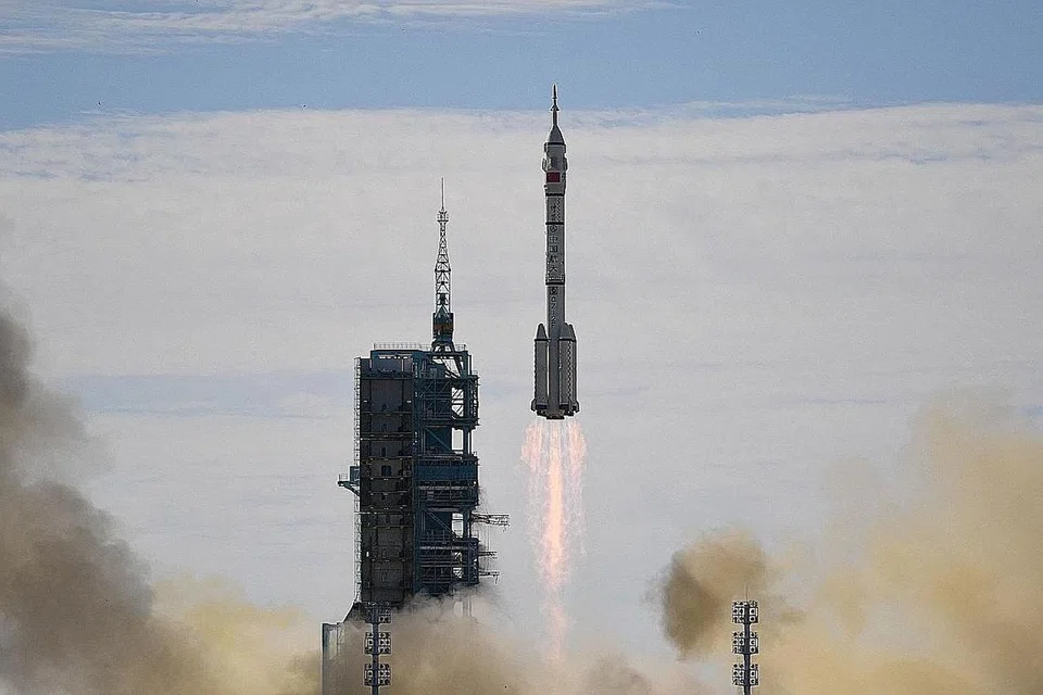 PERKEMBANGAN BERSEJARAH: Kapal angkasa Shenzhou-12 dilancarkan menerusi roket Long March berlepas dari Pusat Pelancaran Jiuquan di gurun Gobi, barat laut China pagi tadi. - Foto AFP