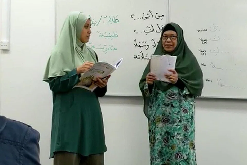TEKUN BELAJAR: Walaupun sudah berusia 72 tahun, Cik Saidah Shariff (kanan), bertekad menyertai program Pengajian Bahasa Arab di Institut Pengajian Islam Pergas. Foto menunjukkan beliau sedang berlatih bertutur bahasa Arab di dalam kelas. - Foto PERGAS