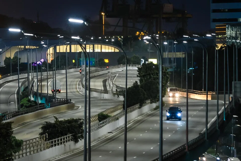 Pencemaran cahaya biru seperti lampu LED yang tinggi terbukti berbahaya bagi burung yang berhijrah pada waktu malam. Ini membimbangkan para penyelidik, memandangkan peningkatan yang drastik pada penggunaan LED cahaya biru pada lampu jalan di seluruh Singapura.