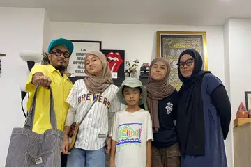 JIMAT, SELAMATKAN BUMI: Encik Mohammad Fadzly Md Rani dan isteri, Cik Safiah Zainol Abidin, bersama tiga anak mereka - (dari dua dari kiri) Nyla Afifah, Muhammad Aufa dan Hana Alisha - berbelanja di kedai ‘thrift’ bukan hanya kerana ingin cari barang lama yang unik pada harga murah, tetapi juga kerana ingin selamatkan alam sekitar.