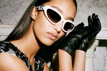 Model, Mona Tougaard, memakai kaca mata hitam, Marc 738/S.