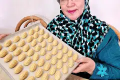 TINGKAT KEMAHIRAN: Peniaga Hasda Enterprise, Cik Hasnah Kasdi yang menjalankan perniagaan di rumah boleh manfaatkan Pejabat Program Perniagaan Mikro bagi meningkatkan kemahiran dan pengetahuan peniaga di rumah. - Foto ihsan HASNAH KASDI