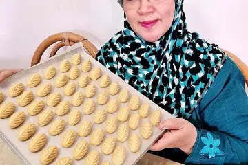 TINGKAT KEMAHIRAN: Peniaga Hasda Enterprise, Cik Hasnah Kasdi yang menjalankan perniagaan di rumah boleh manfaatkan Pejabat Program Perniagaan Mikro bagi meningkatkan kemahiran dan pengetahuan peniaga di rumah. - Foto ihsan HASNAH KASDI