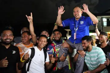 RAKYAT TERIMA: Calon BN, Datuk Seri Mohd Johari Hussain, meraikan kemenangan dengan penyokongnya. - Foto UMNO ONLINE