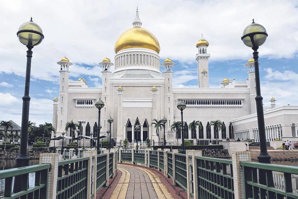 SENI BINA MENGAGUMKAN: Kubah-kubah Masjid Omar 'Ali Saifuddien di Bandar Seri Begawan ini dibuat daripada emas, menurut nojanya. Inilah antara masjid yang perlu dikunjungi di Brunei. - Foto NURUL AIN RAZALI