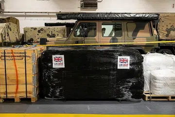 BANTUAN ANTARABANGSA: Tentera Australia melakukan siri bantuan kemanusiaan menerusi penghantaran barangan keperluan dan kecemasan yang dikerahkan menerusi kapal tentera HMAS Adelaide pada 20 Januari lalu. - Foto REUTERS