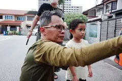 SELONGKAR WARISAN BERSAMA: Dalam menghasilkan filem ringkas 'Yayi: Take A Bow', pengarah Faisal Ishak (kiri) dan anaknya, Leia Safiyyah, mengembalikan nostalgia warisan biola milik arwah datuk Faisal, penggiat keroncong, Samsuri Said. - Foto ESPLANADE