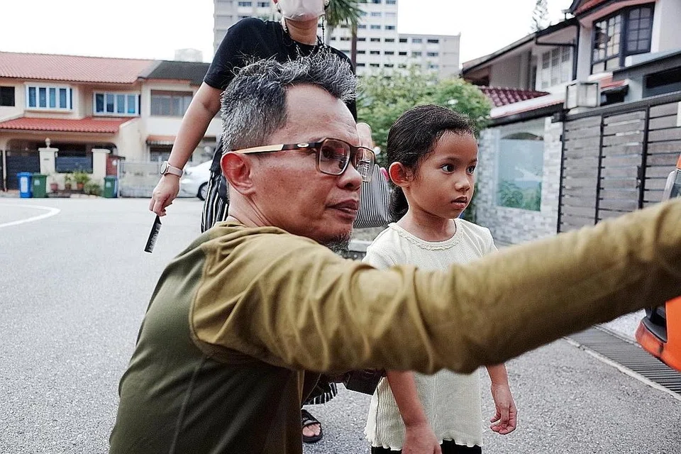 SELONGKAR WARISAN BERSAMA: Dalam menghasilkan filem ringkas 'Yayi: Take A Bow', pengarah Faisal Ishak (kiri) dan anaknya, Leia Safiyyah, mengembalikan nostalgia warisan biola milik arwah datuk Faisal, penggiat keroncong, Samsuri Said. - Foto ESPLANADE