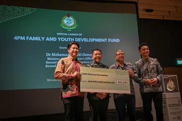 LANCAR KEMPEN: Pengasas dan Ketua Pegawai Eksekutif (CEO) Second Chance Properties Ltd, Encik Salleh Marican (dua dari kanan) menderma $22,222 kepada Dana Pembangunan Keluarga dan Belia Persatuan Persuratan Pemuda Pemudi Melayu (4PM). Turut menerima cek adalah Presiden 4PM, Encik Nassar Mohamad Zain (paling kiri) dan Pengarah Eksekutif 4PM, Encik Didicazli Ismail (paling kanan) sambil disaksi Menteri di Pejabat Perdana Menteri, Dr Mohamad Maliki Osman (dua dari kiri).