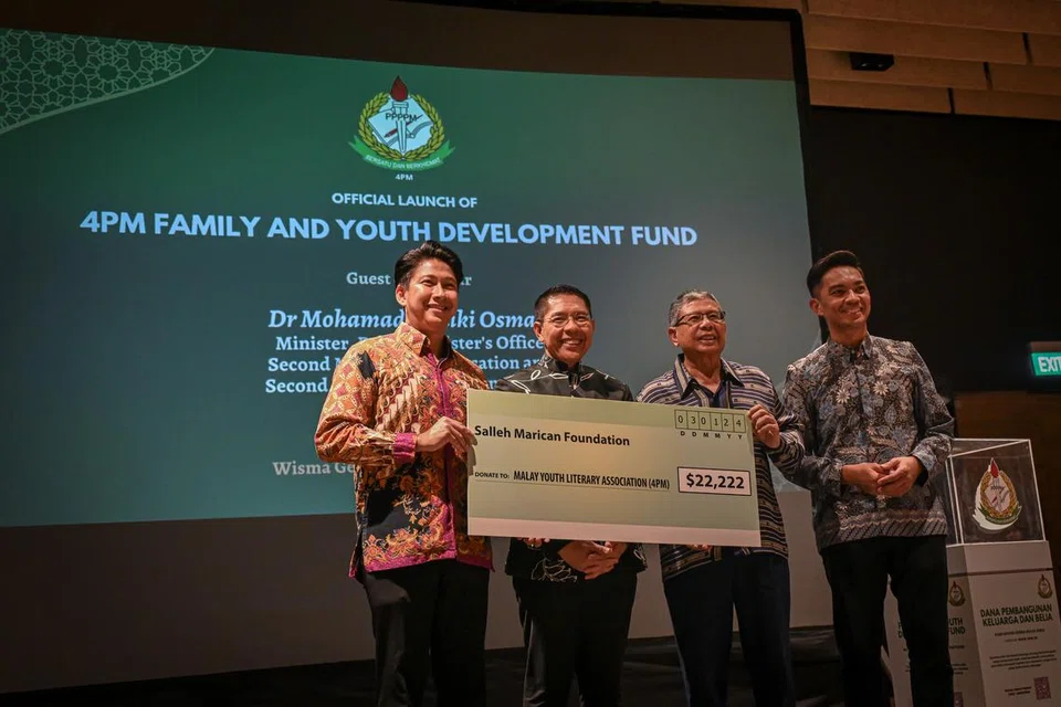 LANCAR KEMPEN: Pengasas dan Ketua Pegawai Eksekutif (CEO) Second Chance Properties Ltd, Encik Salleh Marican (dua dari kanan) menderma $22,222 kepada Dana Pembangunan Keluarga dan Belia Persatuan Persuratan Pemuda Pemudi Melayu (4PM). Turut menerima cek adalah Presiden 4PM, Encik Nassar Mohamad Zain (paling kiri) dan Pengarah Eksekutif 4PM, Encik Didicazli Ismail (paling kanan) sambil disaksi Menteri di Pejabat Perdana Menteri, Dr Mohamad Maliki Osman (dua dari kiri).