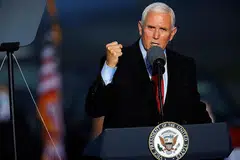 DIBENARKAN BERKEMPEN: Biarpun beberapa pegawai kanannya disahkan positif jangkitan koronavirus, Naib Presiden Amerika, Encik Mike Pence, tetap diberi kelonggaran berkempen dan berucap. - Foto REUTERS