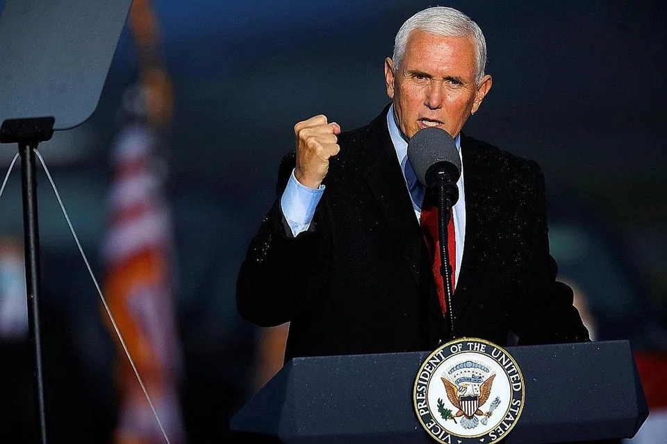 DIBENARKAN BERKEMPEN: Biarpun beberapa pegawai kanannya disahkan positif jangkitan koronavirus, Naib Presiden Amerika, Encik Mike Pence, tetap diberi kelonggaran berkempen dan berucap. - Foto REUTERS