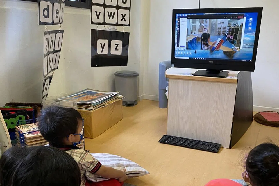 TUMPUAN PENUH: Dalam menghayati seni mendengar, kanak-kanak digalakkan mendengar keseluruhan cerita tanpa gangguan soalan atau perbincangan. Cara ini penting agar tumpuan kanak-kanak ini tidak terjejas. - Foto PPIS 