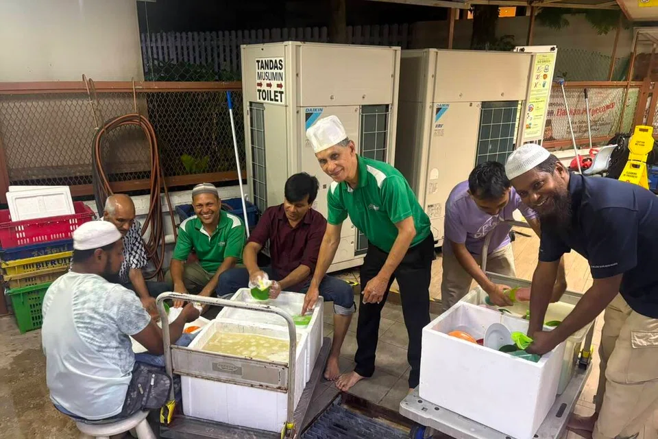 Masjid Al-Taqua telah menggantikan 100 peratus plastik sekali guna dengan peralatan makanan guna semula dengan sokongan jemaah dan sukarelawan seperti Encik Anwar Jaafar (di dalam gambar) dengan rela hati membantu mencuci peralatan guna semula tersebut.