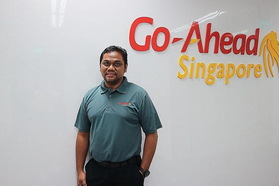 PELUANG BARU: Setelah kehilangan pekerjaan pada awal tahun ini, Encik Azman cekalkan semangat mengharungi industri baru dan kini giat menjalani latihan untuk menjadi seorang kapten bas bersama syarikat Go Ahead Singapore. - Foto GO AHEAD SINGAPORE