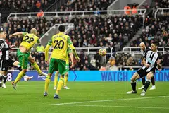 GOL HEBAT: Rembatan cantik Teemu Pukki (jersi nombor 22)memberi Norwich gol penyamaan dalam perlawanan menentang Newcastle yang berkesudahan dengan seri 1-1. - Foto AFP 