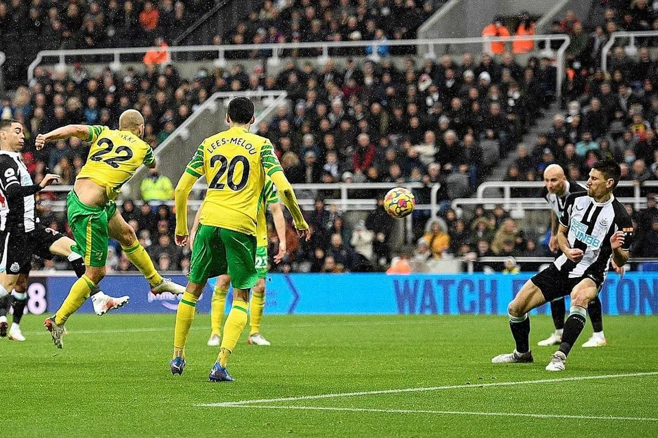 GOL HEBAT: Rembatan cantik Teemu Pukki (jersi nombor 22)memberi Norwich gol penyamaan dalam perlawanan menentang Newcastle yang berkesudahan dengan seri 1-1. - Foto AFP 