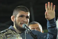 BERI AMARAN: Mayweather memberi amaran kepada Khabib Nurmagomedov (gambar atas) bahawa beliau sedia berlawan dengan ahli MMA itu dalam gelanggang tinju. - Foto Reuters