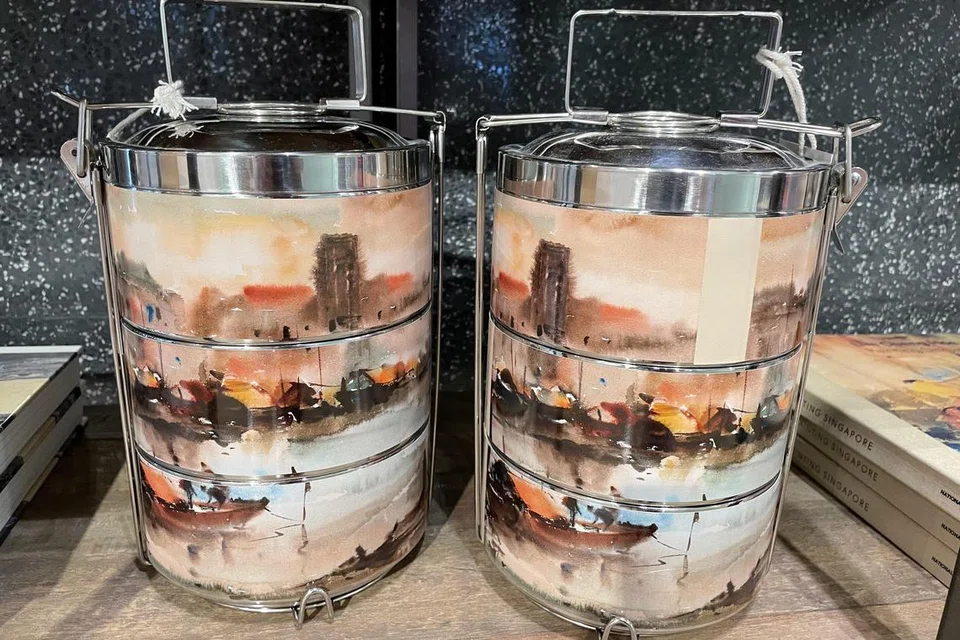 Tiffin yang membawa lukisan pemandangan Sinapura lama (gambar hiasan).