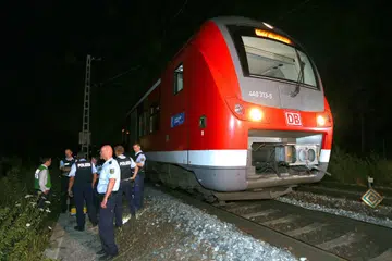 SERANGAN GANAS: Pegawai polis berdiri bersebelahan kereta api di Wuerzburg, selatan Jerman, selepas seorang lelaki menikam penumpang. Polis kemudian menembak mati lelaki itu. - Foto AFP